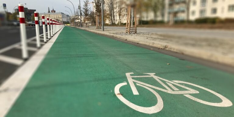 Hamburg Mitte und Altona: Radfahrstreifen und Protected Bike Lanes für den Hafenrand