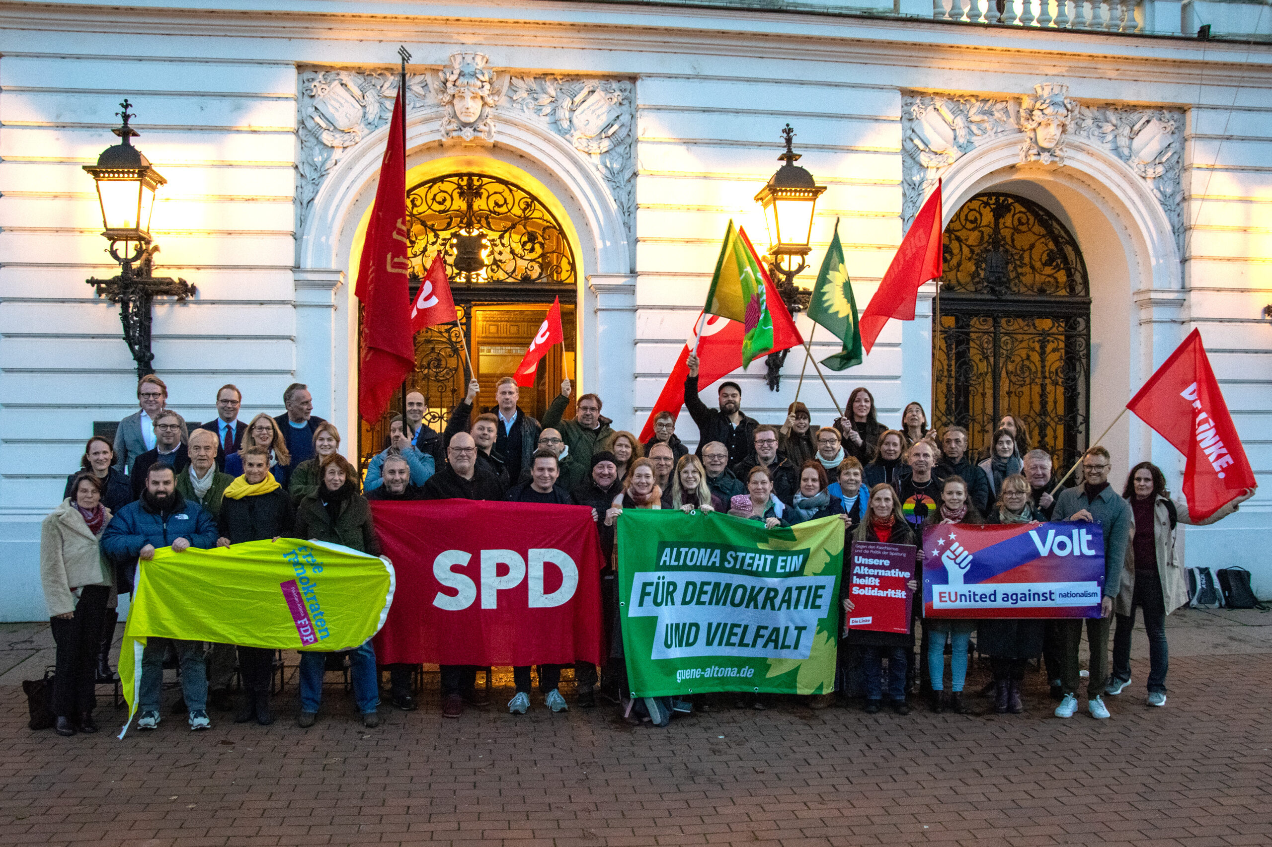 DIe Altonaer Fraktionen und Partein haben sich vor dem Rathaus versammelt um gegen den Faschismus einzusetzen.