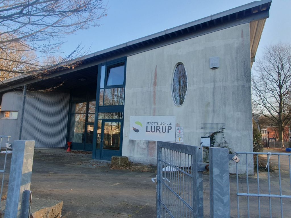 Zu sehen ist die Pausenhalle in Lurup, die saniert werden soll.