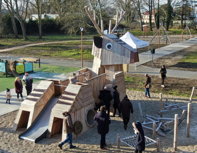 Hirsch aus Holz statt Hirsch hinter Gittern