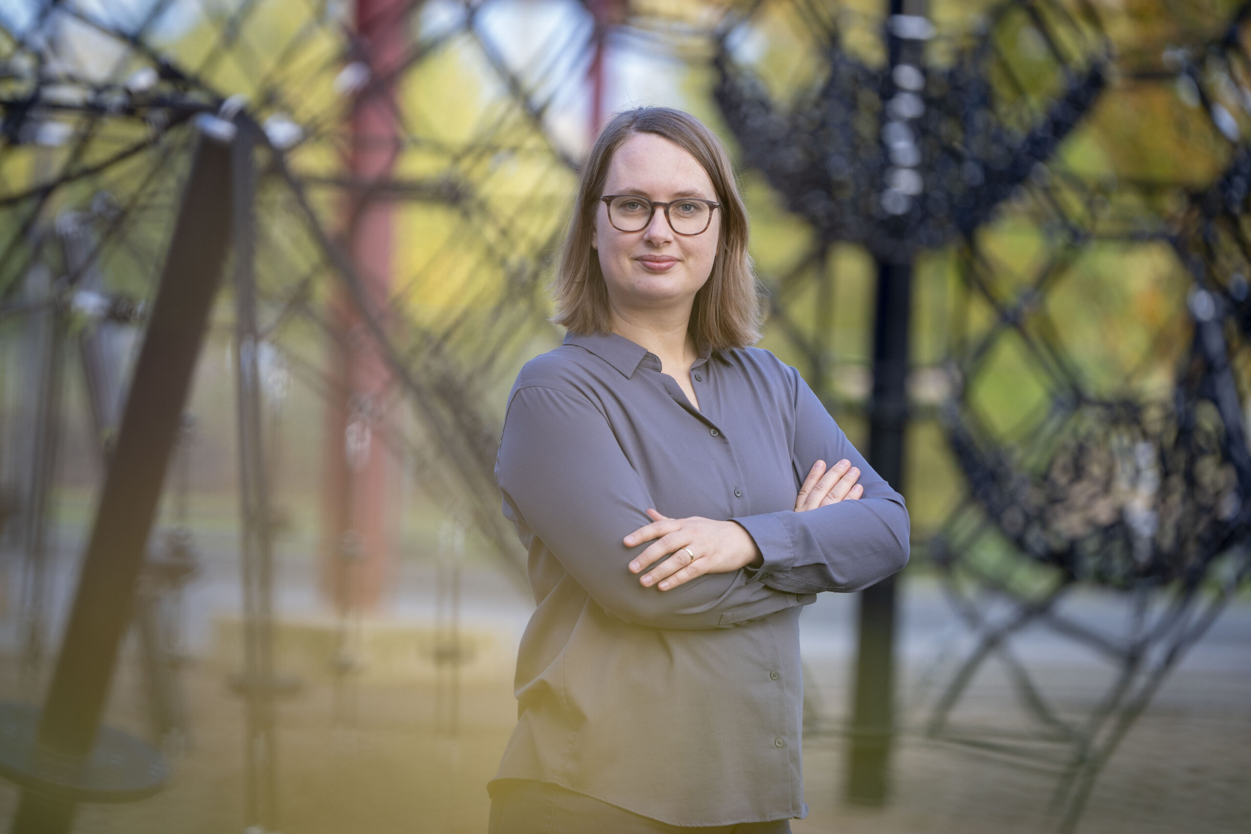 Mareike Engels steht vor einem Klettergerüst auf einem Spielplatz.