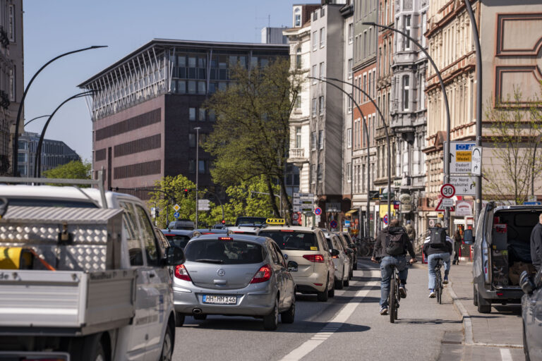 Solidarität mit den Bewohner*innen der Holstenstraße 195/197 – Eigentum verpflichtet!