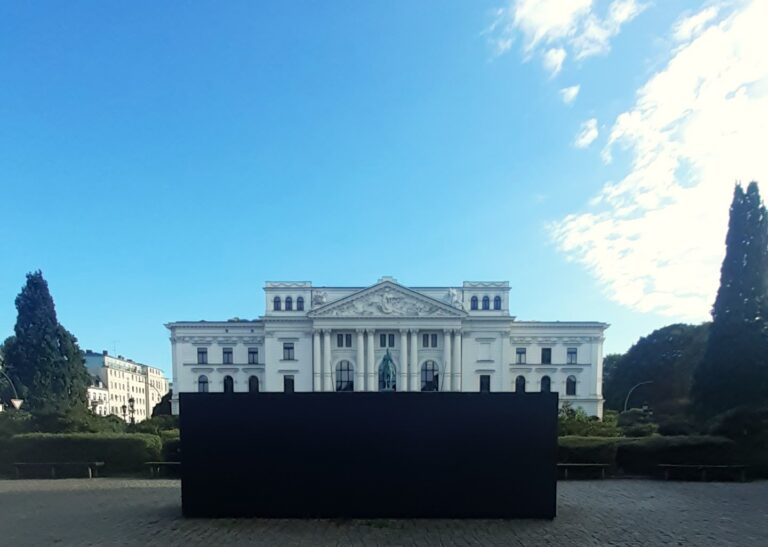 „Black Form“ – das ungesehene Mahnmal von Sol LeWitt